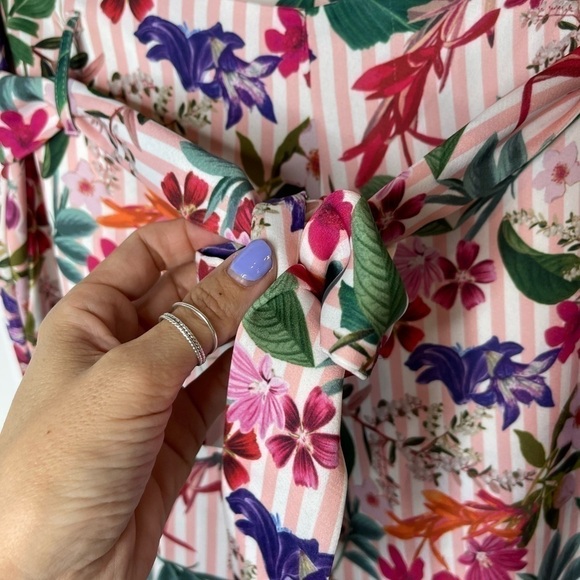 Gianni & Bini Striped Floral Wide Leg Belted Pants | Size 8 - Picture 9 of 13